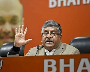 Blow to Mamata Banerjee, moral victory for CBI: BJP on SC order in  chit fund case