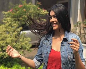 Can't woo audience with glamour: Mrunal Thakur