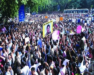 Cops lay siege to Delhi Police HQ