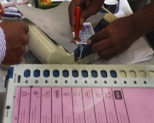 DMK pushes AIADMK to 2nd spot in Vellore, leads by 7,985 votes