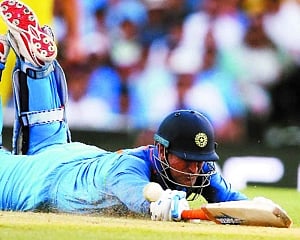 Cricketing greats laud Dhoni’s performance