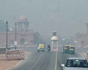 Delhi: Pollution levels likely to drop due to wind, air quality remains 'very poor'