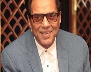 Dharmendra takes to social media for grandson Karan's sake