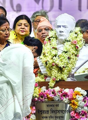 Didi unveils Vidyasagar bust, threatens Prez rule aftermath