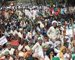 Farmers tie their hands in symbolic protest at DND