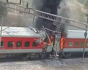 Fire in Bhubaneswar-bound Rajdhani Express, none injured
