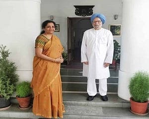 FM Sitharaman meets ex-PM Manmohan Singh prior to Budget
