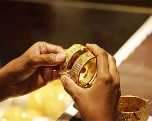 Gold touches new high over Rs 40K per 10gm