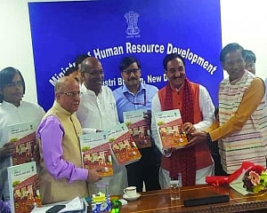 Govt alters draft: Hindi no more must in school