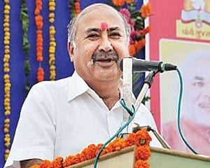 Gujarat BJP leader shot dead in moving train
