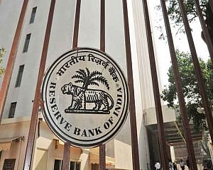 Guv Das asks bankers why they aren't cutting lending rates