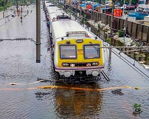 Heavy rains return to Mumbai; rail, road traffic hit