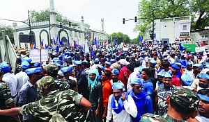 Huge stir over razing of Ravidas temple chokes Delhi, many hurt