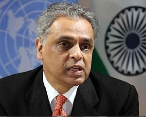 In symbolic gesture, India's Ambassador to UN extends hand of friendship to Pakistani journalists