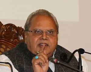JK Guv directs for lifting of security advisory to tourists