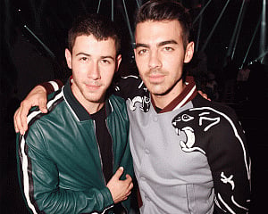 Jonas Brothers tease fans with new music again