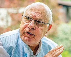Kashmir a dispute between India, Pak; should be resolved through dialogue: Farooq