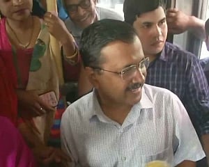 Kejriwal boards buses to get feedback about free-ride scheme