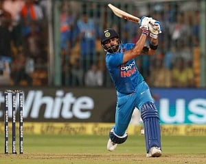 Kohli smashes 72 as India score 190/4