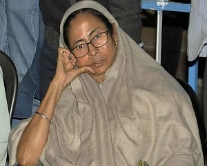 Kolkata Police-CBI face-off: Mamata's sit-in continues