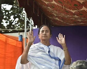Kolkata police-CBI face-off: WB governor submits report to home ministry