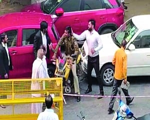 Lawyers beat cop, passersby  in Saket courts, strike work