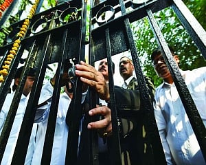 Lawyers lock out litigants