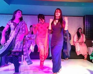 Maha govt mulling ordinance against dance bars