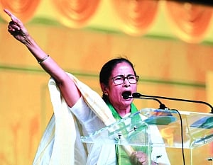 Mamata calls Modi ‘expiry babu’, dares him to debate
