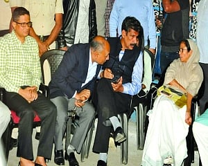 Mamata on warpath, sits on dharna against CBI