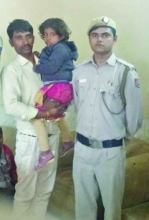 Marshal traps kidnapper in bus, saves girl