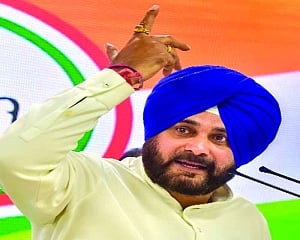 Month after quitting,  Sidhu makes public  resignation to Rahul