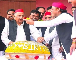 Mulayam cuts 81st b’day cake, picks son over brother
