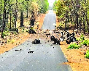 Naxals blow up 15 cops in Gadchiroli