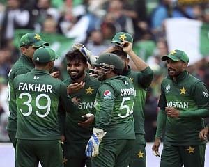 Neesham, de Grandhomme rescue NZ after sensational start from Pakistan