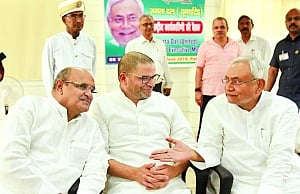 Nitish confines romance with BJP to Bihar