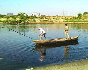 Noida cops wade through Yamuna to reach here