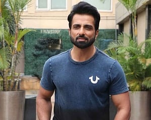 Not being part of 'Manikarnika...' will always bother me: Sonu Sood