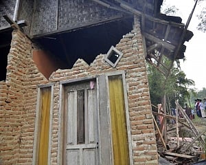 One dead, several injured after powerful quake rocks Indonesia
