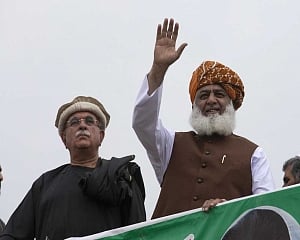 Pak cleric leading anti-govt protest gives PM Imran two-day ultimatum to step down