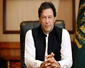 Pak expels Indian envoy, to suspend trade with India