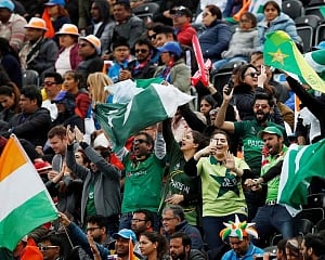 Pak fans to support India against England, one even sings 'Jana Gana'