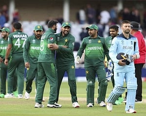 Pakistan beats England in CWC thriller