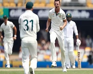 Pakistan frustrate Australia quicks as Test series starts