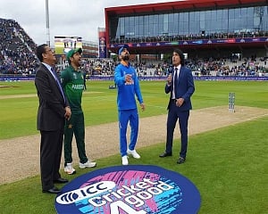 Pakistan put India in to bat, Vijay Shankar replaces Dhawan