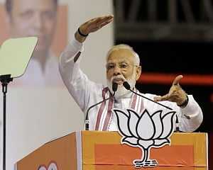 PM condemns Naxal attack, Congress slams government