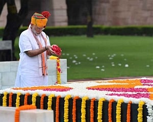PM pays homage to Mahatma Gandhi at Rajghat on Independence Day