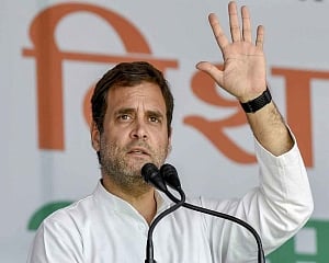 Rahul meets Alwar gangrape victim, assures justice