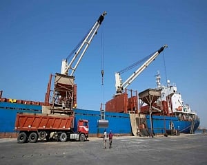 Rebels set to begin pullout from Yemen aid port