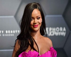 Rihanna meets Chris Gayle post West Indies match, cricketer autographs bat for her